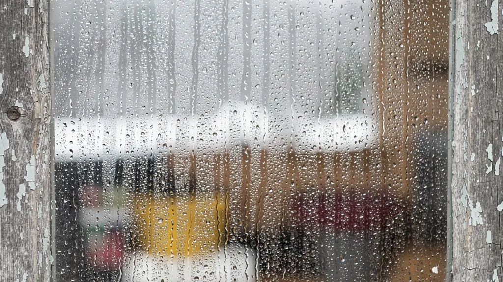 Condensation sur une vieille fenêtre en hiver québécois